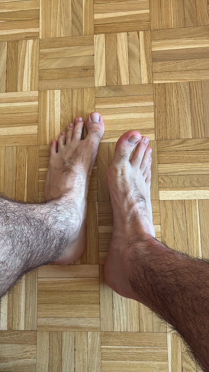 Lanmi110's tweet photo. nice hairy feet https://t.co/6OWkysAP8O