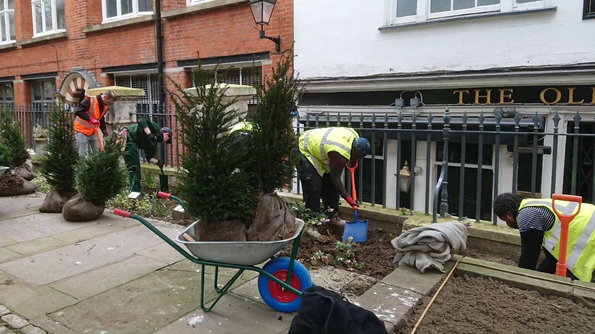 stbrideschurch's tweet photo. Come and visit our newly planted churchyard – now part of the Quiet Garden Movement @QuietGardens – offering a place of calm repose for all visiting #FleetSt. 

With Spring's arrival, everything is beginning to settle in and grow!
#visitlondon
https://t.co/j5MijywLhR https://t.co/JBz2TGJHur