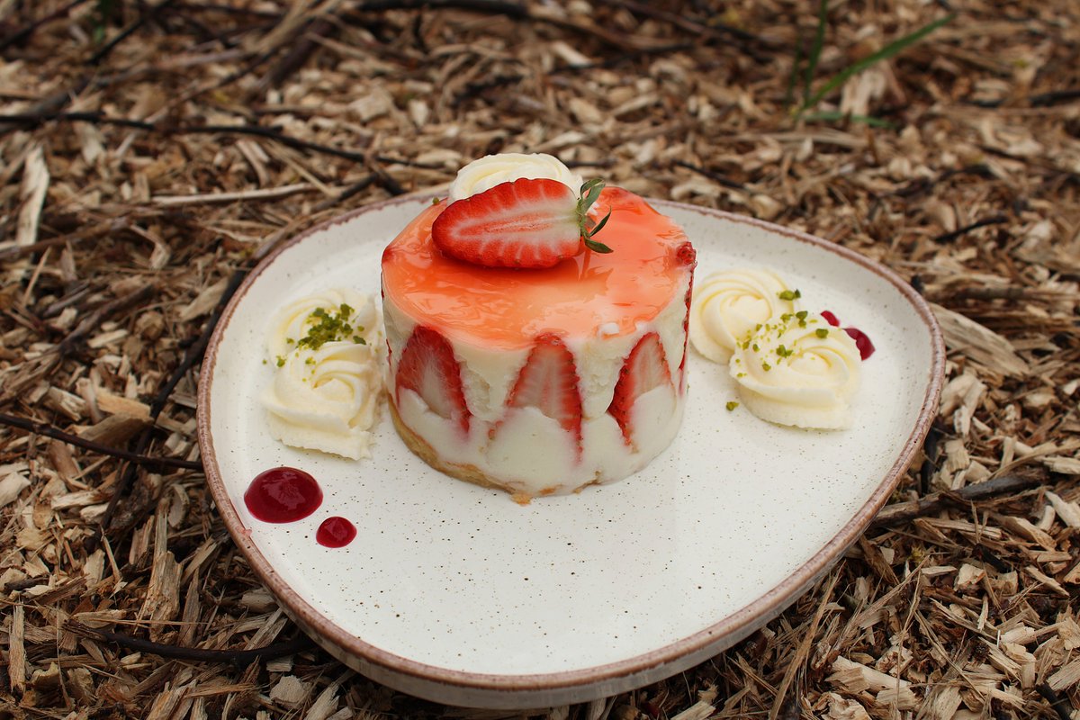 Au vu de son succès le week-end de Pâques nous avons le plaisir de vous annoncer que le "Fraisier pointe de Yuzu" sera à la carte pendant 1 mois !

Venez découvrir notre carte de Printemps  
La carte changera à nouveau dans 4 semaines 

Réservation au 04.71.40.71.95