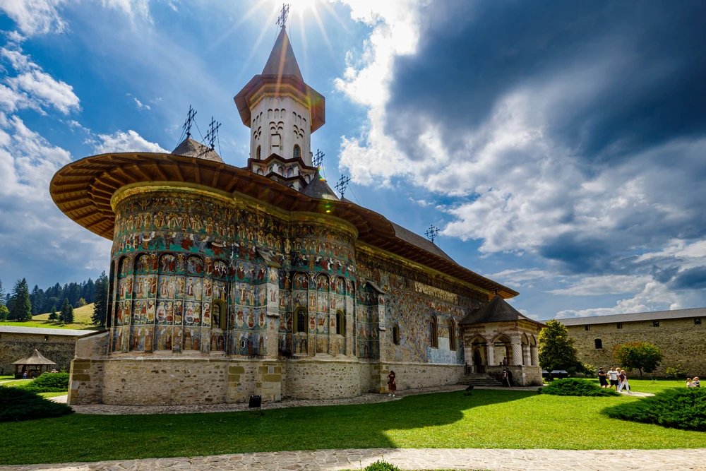 LeoAuteur's tweet image. Magnifique #monastère de #Sucevita en #Roumanie, avec une #peinture murale intérieure et extérieure, représentant un #récit biblique des Testaments.