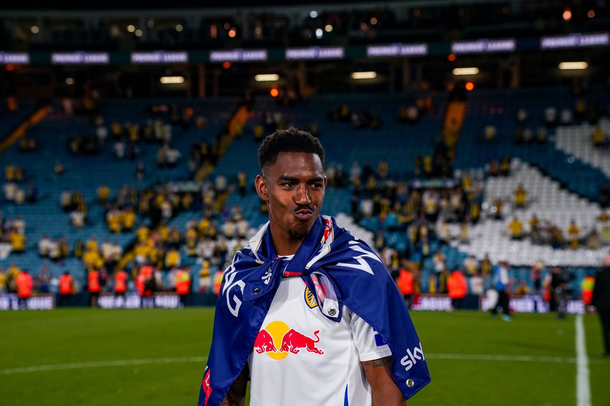 Still thinking about that atmosphere yesterday night, what a game and what a group you don’t deserve less than that performance. But the job is not done yet, this group is hungry for more so let’s do it once more . 💙🤍💛

Yours Truly, the second-best left-back in the league 😂