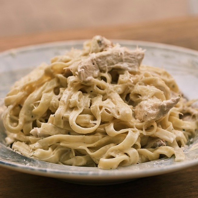 Un clásico que nunca falla: "Tagliatelle con salsa Alfredo y pollo" 🍗

Pasta deliciosa, pollo jugoso y una crema de queso parmesano que te encantará. El plato perfecto para cualquier ocasión. ¿Te animas prepararlo?🍝

#PastasRomero #RomeroLovers #Pasta #Recetas #Tagliatelle