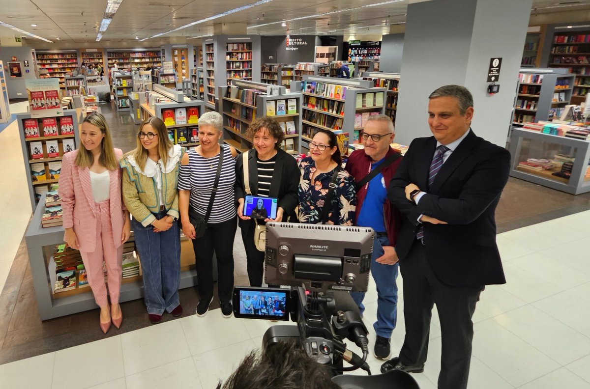 Fesord's tweet photo. 🟦 #SVisual llega a El Corte Inglés de #Alicante.

El centro comercial de la capital alicantina ha incorporado el servicio de vídeo interpretación en lengua de signos SVisual y de esta forma, las personas sordas y con discapacidad auditiva que lo demanden podrán ser atendidas a través de intérpretes de lengua de signos en cualquier departamento del centro comercial.

El nuevo servicio de accesibilidad se ha presentado en presencia de la concejala de Comercio del Ayuntamiento de Alicante, Lidia López; la presidenta de #FESORDCV, Carolina Galiana y el director de El Corte Inglés de Alicante, Miguel Garberí.

--
🟧 #SVisual arriba a El Corte Inglés de #Alacant.

El centre comercial de la capital alacantina ha incorporat el servei de vídeo interpretació en llengua de signes SVisual i d'aquesta manera, les persones sordes i amb discapacitat auditiva que ho demanden podran ser ateses a través d'intèrprets de llengua de signes en qualsevol departament del centre comercial.

El nou servei d'accessibilitat s'ha presentat en presència de la regidora de Comerç de l'Ajuntament d'Alacant, Lídia López; la presidenta de #FESORDCV, Carolina Galiana i el director d'El Corte Inglés d'Alacant, Miguel Garberí.