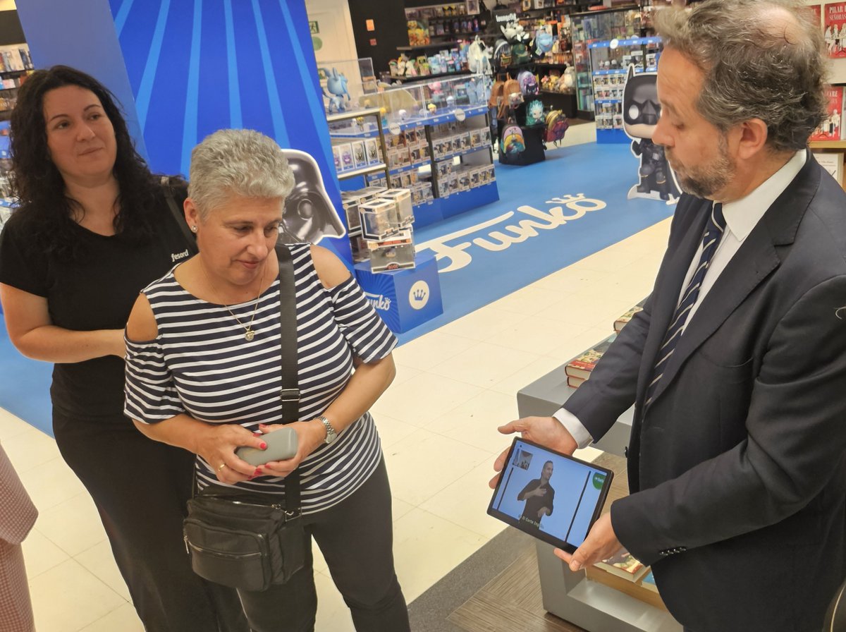 Fesord's tweet photo. 🟦 #SVisual llega a El Corte Inglés de #Alicante.

El centro comercial de la capital alicantina ha incorporado el servicio de vídeo interpretación en lengua de signos SVisual y de esta forma, las personas sordas y con discapacidad auditiva que lo demanden podrán ser atendidas a través de intérpretes de lengua de signos en cualquier departamento del centro comercial.

El nuevo servicio de accesibilidad se ha presentado en presencia de la concejala de Comercio del Ayuntamiento de Alicante, Lidia López; la presidenta de #FESORDCV, Carolina Galiana y el director de El Corte Inglés de Alicante, Miguel Garberí.

--
🟧 #SVisual arriba a El Corte Inglés de #Alacant.

El centre comercial de la capital alacantina ha incorporat el servei de vídeo interpretació en llengua de signes SVisual i d'aquesta manera, les persones sordes i amb discapacitat auditiva que ho demanden podran ser ateses a través d'intèrprets de llengua de signes en qualsevol departament del centre comercial.

El nou servei d'accessibilitat s'ha presentat en presència de la regidora de Comerç de l'Ajuntament d'Alacant, Lídia López; la presidenta de #FESORDCV, Carolina Galiana i el director d'El Corte Inglés d'Alacant, Miguel Garberí.