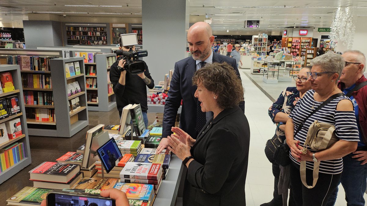 Fesord's tweet photo. 🟦 #SVisual llega a El Corte Inglés de #Alicante.

El centro comercial de la capital alicantina ha incorporado el servicio de vídeo interpretación en lengua de signos SVisual y de esta forma, las personas sordas y con discapacidad auditiva que lo demanden podrán ser atendidas a través de intérpretes de lengua de signos en cualquier departamento del centro comercial.

El nuevo servicio de accesibilidad se ha presentado en presencia de la concejala de Comercio del Ayuntamiento de Alicante, Lidia López; la presidenta de #FESORDCV, Carolina Galiana y el director de El Corte Inglés de Alicante, Miguel Garberí.

--
🟧 #SVisual arriba a El Corte Inglés de #Alacant.

El centre comercial de la capital alacantina ha incorporat el servei de vídeo interpretació en llengua de signes SVisual i d'aquesta manera, les persones sordes i amb discapacitat auditiva que ho demanden podran ser ateses a través d'intèrprets de llengua de signes en qualsevol departament del centre comercial.

El nou servei d'accessibilitat s'ha presentat en presència de la regidora de Comerç de l'Ajuntament d'Alacant, Lídia López; la presidenta de #FESORDCV, Carolina Galiana i el director d'El Corte Inglés d'Alacant, Miguel Garberí.