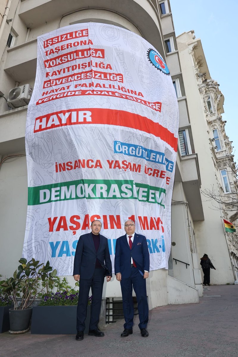 İstanbul SGK İl Müdürümüz Sayin Harun Sertbaş 1 Mayis Emek ve Dayanışma Günü dolayisiyla Türk-İş1.Bölge Başkanlığımızı ziyaret ederek emekçilerimizi yalniz bırakmadı. Bu özel günde yanimizda oldugu için kendilerine şükranlarımızı sunariz.