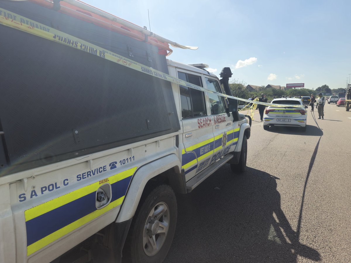 ewnreporter's tweet photo. BREAKING| Police search and rescue members are scouring the #HennopsRiver in Centurion where for the bodies of three missing SAPS members from the Free State who went missing en route to Polokwane last week. Two bodies were recovered yesterday and positively identified. OS https://t.co/yl5DIQROJ8