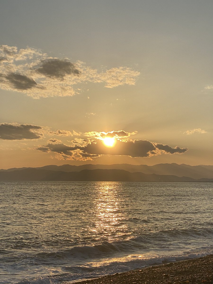 calico_e_c's tweet photo. ＧＷの始まりです
寄生虫…帰省中
エボ鯛の干物美味しかったです
夕方、千本浜に来てますが
金曜ロードショーみたいで良き
明日は名古屋へ、明後日は有馬温泉へ https://t.co/1N5bDcU4ac