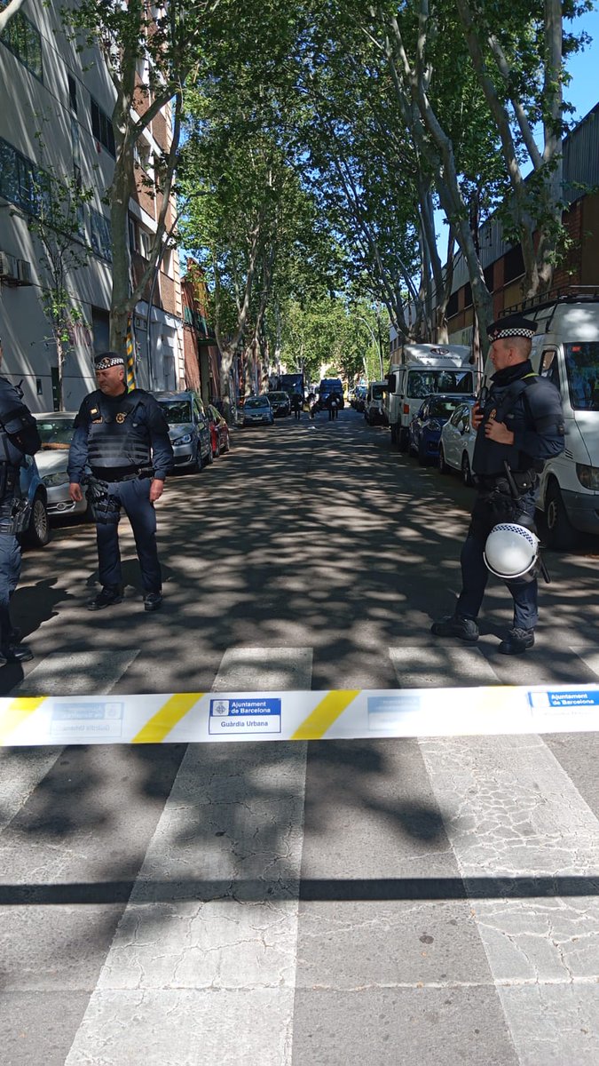 esclamor's tweet photo. Ojo que estan desalojando okupacion Nabat! 😡 Acudir!!

C. Josep Finestres, 15
Sant Andreu del Palomar, 08030 BCN
#Karcelona-bcn 😡🔥🔥🔥🔥🔥🔥 https://t.co/WSRvKLNJIn