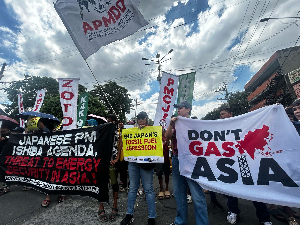 4月29日、石破首相の訪比に合わせ、フィリピン市民団体が大統領府近くでアクション決行！日本が化石燃料ベースの技術を推進するアジア・ゼロエミッション共同体（AZEC）構想は脱炭素化を装った「グリーンウォッシュ」で、公正かつ公平なエネルギー移行を遅らせると非難しましたx.gd/i8dJQ