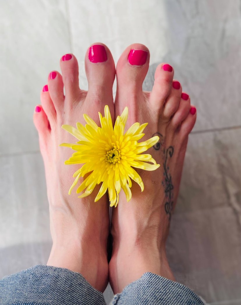 GoddessTT7391's tweet photo. 🌼🌸 Spring has definitely arrived in the UK 🌸🌼 #feetworshi̇p #feetfetısh #feetcontent #feetpics #feetpicseller #uk https://t.co/r9gBcBL1qW