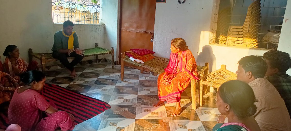 GitanjaliM75517's tweet photo. ଆଜି ମୁଇ ଆଉ ଆପ୍ ର୍ ମହିଲା ମାନେ ଶନିମାଳରେ ଜନସଚେତନତା ଅଭିଯାନ କଲୁ ଆଉ ଲୋକଙ୍କର ସମସ୍ୟା ବୁଝିଲୁ ଆଉ ଗାଁରେ ଦେଖିବାକୁ ପାଇଲୁ ଯେ ଇଲେକ୍ଟି ଖମ୍ବରେ ଲାଇଟ ଲଗା ହୋଇଛି କିନ୍ତୁ ମାଶେ ହୋଇଗଲାନି ଅଚଳ ହେଇ ପଡିଛି ! #bhatliconstituency #sanimal @AAPOdisha @AapSohela1378 @ShahrukhLodhia @AAPDelhi https://t.co/Js9kvn3OXT