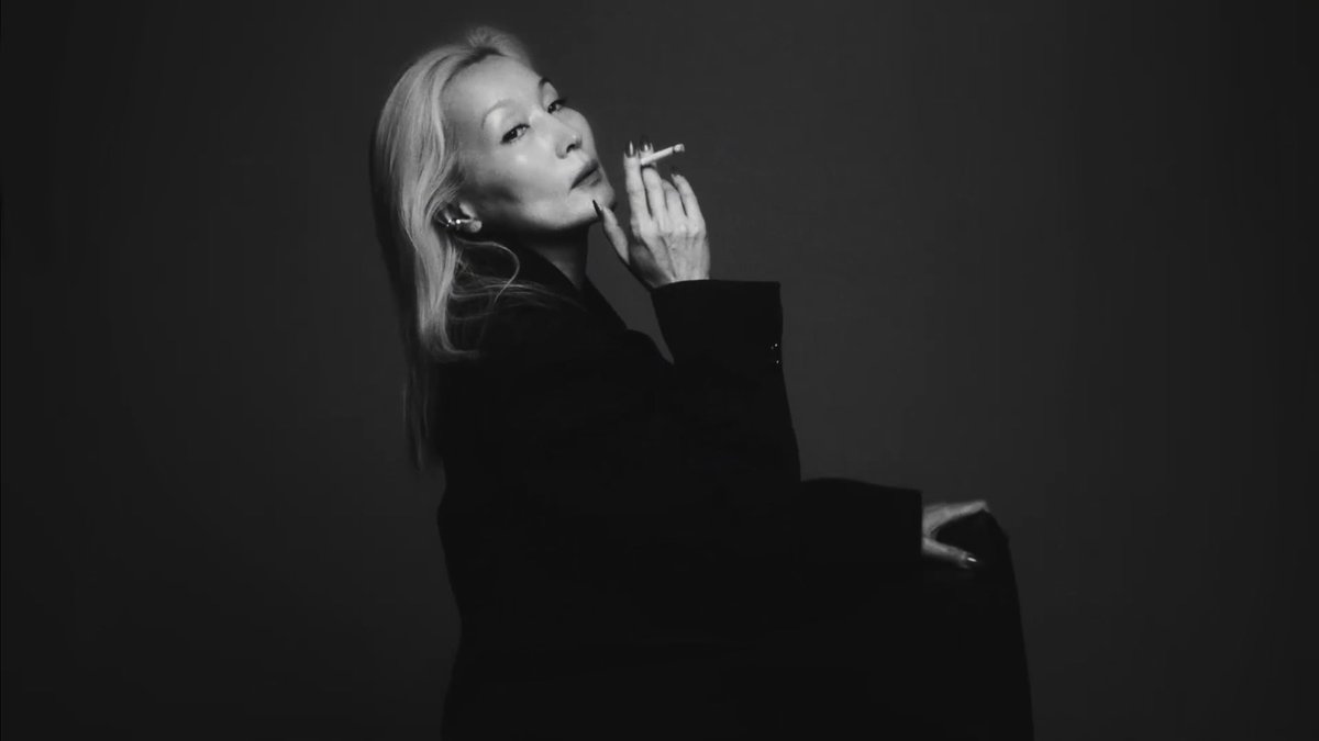 multixvillains's tweet photo. she’s ethereal.. 🚬🖤  #leehyeyoung #이혜영 https://t.co/uo1COohhfw