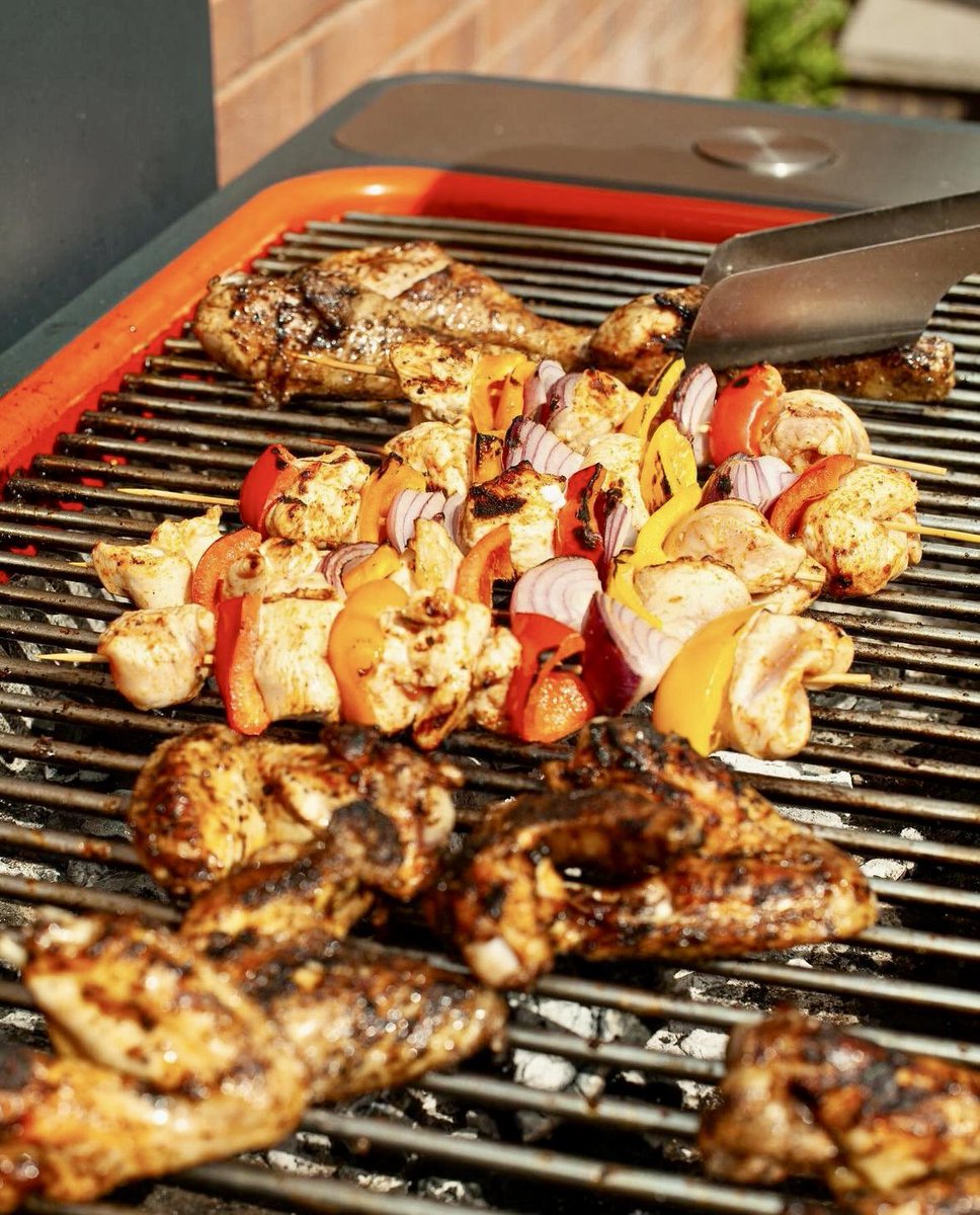 FosseMeadows's tweet photo. Celebrate the sunny BH weekend! Great choice for your BBQ’s, alfresco dining, picnics, roasts & anything in between! Order online today, in time for Friday home delivery or farm gate collection. #fossechicken #ethical #totalfreedom #slowgrown @LiveFrankly
https://t.co/hFklEPXgcG https://t.co/Mve6ZLpTn1