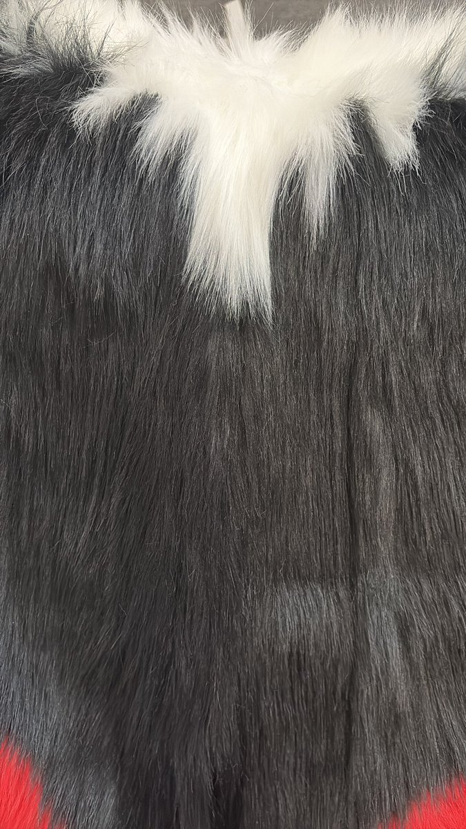 Zipper is sewn in!!! 😮‍💨
This time I experimented with a bias tape so that the hair doesn't get caught so much and everything looks neater ✨

❤️🖤🤍