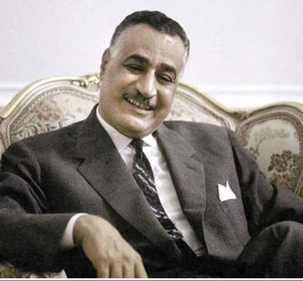 حابب اضّوي شوي على علاقة عبد الناصر بالرئيس الجزائري هواري بومدين التي تحدث عنها في التسجيل المشهور هاليومين،تحدثت عنها في كتاب #دولة_الخيمة وسأختصر هنا قدر الامكان.قدمت مصر عبدالناصر مساعدات اثناء الثورة الجزائرية، سياسية واعلامية اساسا ثم اسلحة،اختار ناصر رجل مخابراته للمهام