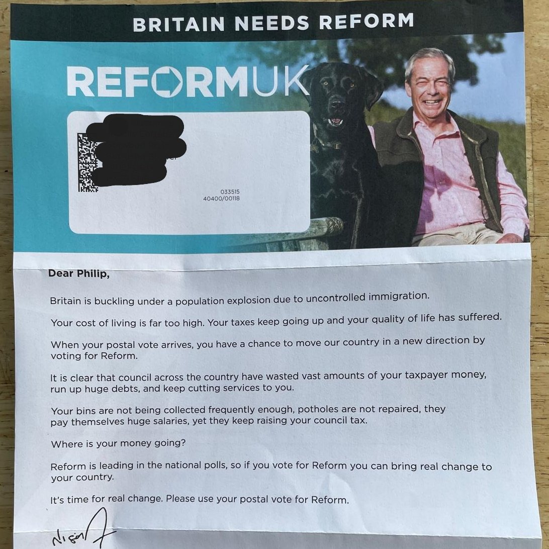 MathiasBred's tweet image. Pratade just med vän i Storbritannien. Reform kampanjar som galningar inför lokalvalen på torsdag. Övriga partier ger ett avslaget intryck.