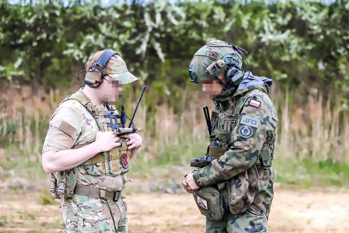DGeneralneRSZ's tweet photo. W Tatrach trwa intensywny trening żołnierzy, którzy doskonalą procedury wezwania wsparcia ogniowego z pola walki (CFF – #CallforFire). Głównym celem szkolenia jest poprawienie szybkości obserwacji, błyskawicznego przekazywania danych oraz skutecznej koordynacji ognia. W ćwiczeniach uczestniczą zarówno polscy żołnierze z 21 Brygady Strzelców Podhalańskich, jak i sojusznicy ze 🇺🇸 Stanów Zjednoczonych.
✔️ Takie szkolenia podkreślają kluczową rolę artylerii na polu walki i są niezbędne, aby zapewnić skuteczność działań w realnych starciach.
