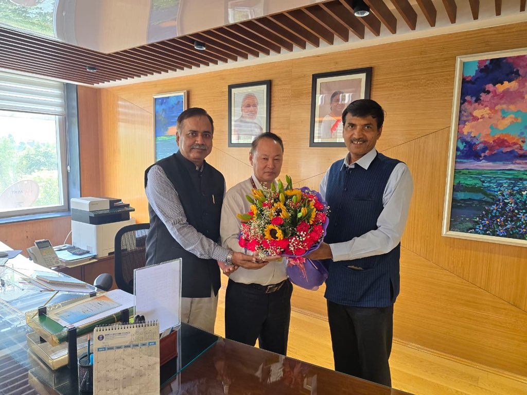 pgcilindia's tweet photo. Sh. R. K. Tyagi, CMD POWERGRID along with Sh. V. S. Bhal, ED (CMG-CC) POWERGRID, met Sh. K. Moses Chalai, Secretary, Department of Public Enterprises (DPE). He was apprised about various POWERGRID projects and POWERGRID’s contribution in renewable integration. https://t.co/zPqp6ZAAIl