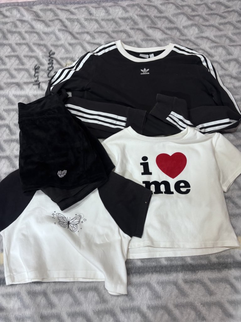 _style_01's tweet photo. ꒰ ส่งต่อ ꒱ 
เสื้อผ้า  หมวก มือ 2 
🧺 shipping 40฿ 
 (รี ลด10฿)
สนใจหรือพต.เดมมาได้เลยค่ะ💋 

#ส่งต่อเสื้อมือสอง #ส่งต่อstylistshop #ส่งต่อcintage #ส่งต่อเสื้อผ้า #ส่งต่อเสื้อผ้ามือสองสภาพดี #ส่งต่อเสื้อผ้า #ส่งต่อหมวก #โล๊ะตู้ 
#ส่งต่อfallenangels #ส่งต่อadidass https://t.co/2WqT4A1eoR