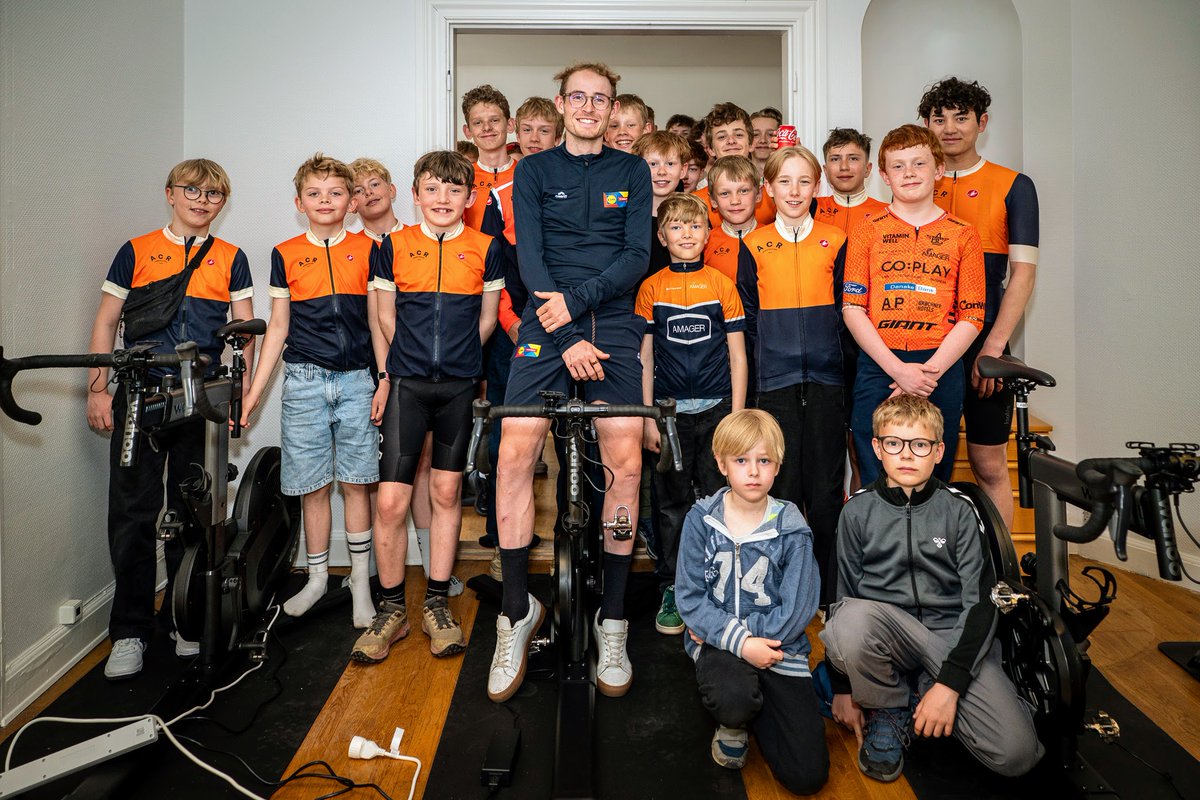En verdensstjerne kom forbi Amager CR i går. Mathias har doneret nye e-cykler til vores klub. 🙏
Foto: Jesper Skovbølle