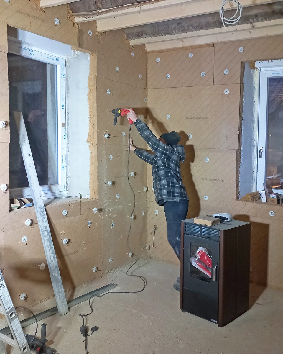 Fluthaus kernsaniert und neu gedämmt. Zum Einsatz kam die #Innendämmung UdiIN RECO von #UdiDämmsysteme. Als natürliches Material können Holzfasern Restfeuchte aus dem #Mauerwerk aufnehmen und an die Luft abgeben.
Jetzt Projektbericht lesen: udidaemmsysteme.de/2025/04/nach-a…