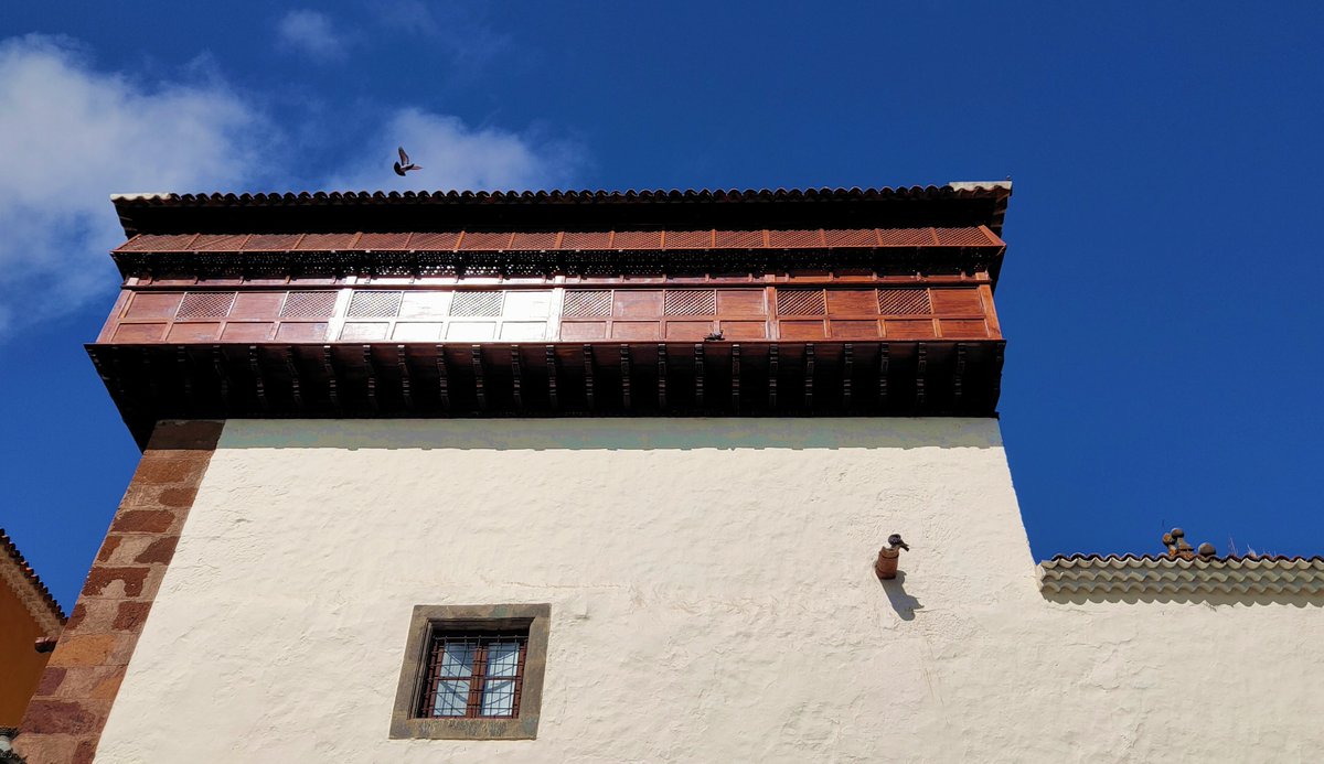 Hoy se celebra la Fiesta de #SantaCatalinaDeSiena, fallecida un 29 de abril de 1380

En el convento de Santa Catalina de Siena en #LaLaguna, declarado Bien de Interés Cultural en 2013, se aprecian influencias mudéjares, como puede verse en los miradores-ajimeces de madera tallada