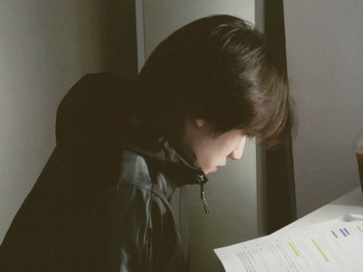 cupbluee's tweet image. นักศึกษาอ่านหนังสือสอบมาก 📚