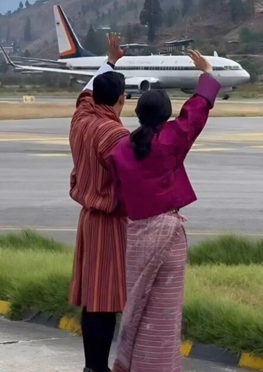 Thaipsyop1's tweet photo. อบอุ่นหัวใจ 🇧🇹 🇹🇭
🔷 ในหลวง-พระราชินี ทรงขับเครื่องบินพระที่นั่งด้วยพระองค์เอง จาก #สนามบินพาโร ประเทศ #ภูฏาน  
ในหลวงและราชินีแห่งภูฏาน ส่งเสด็จจนเครื่องบินลับหายไปหลังเทือกเขา

♥️มิตรภาพ...ศรัทธา...ความรัก...  
งดงามเกินถ้อยคำจะบรรยาย

🙏ขอพระองค์ #ทรงพระเจริญ
#เรารักในหลวง https://t.co/JnEC7maxr6