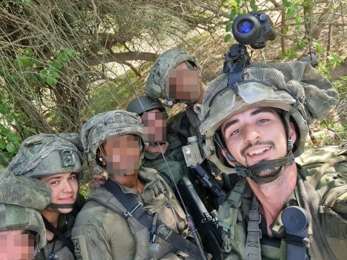 udihazoref's tweet image. 6 לוחמי גולני, מול אלפי מחבלים, ללא סיוע - כך נראה יום הקרב ההירואי של צוות כרמל א במרחב כיסופים.
אחרי 10 שעות לחימה מול המחבלים הם הצליחו לחזור למוצב עד שצבע אדום אחד פילח את האוויר, פצמ"ר הרג את מפקד הצוות אורי שני וחברו הטוב ראם בטיטו ז"ל.