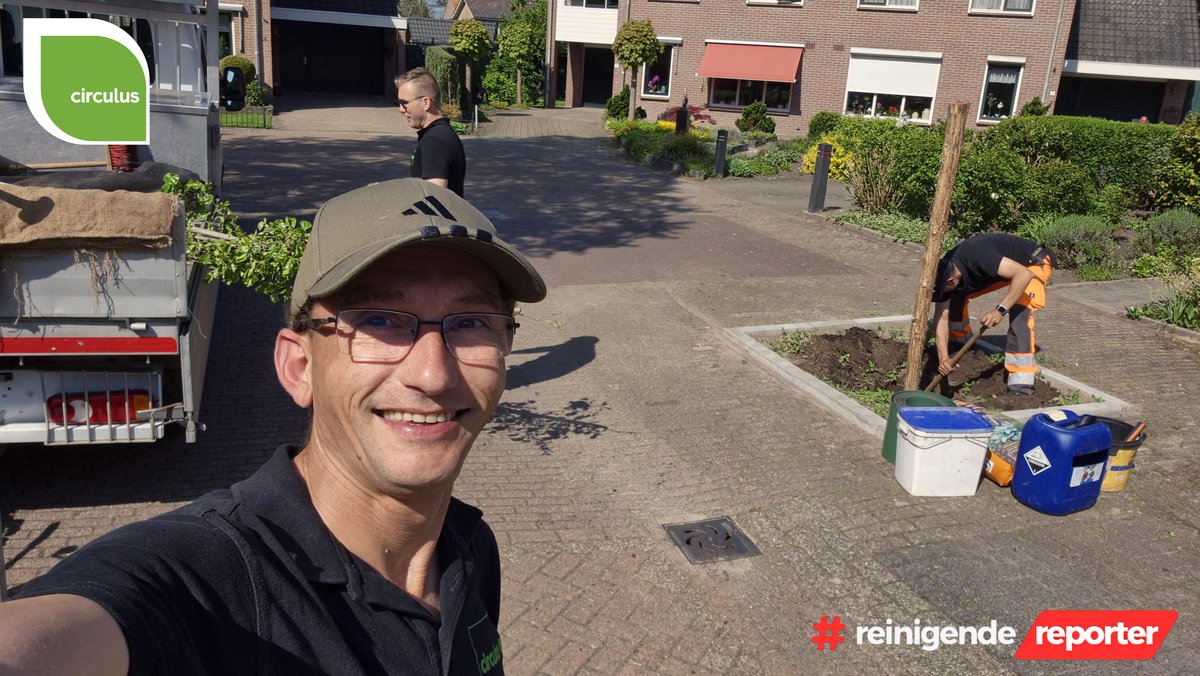WillemsJeffrey's tweet photo. Wat een prachtige dag om iets moois te doen voor de natuur! Vandaag zijn we in het zonnige #Lochem druk bezig met het planten van bomen. Met elke schop in de grond groeit niet alleen een boom, maar ook een groenere toekomst!
#ReinigendeReporter #Buitenruimte #Circulus https://t.co/r4djTlyVUv