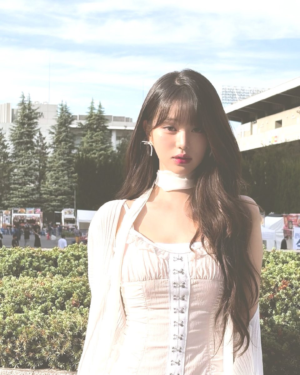 Bathed  in  sunlight’s  tender  kiss,  I  shine 
in   white — grace   adorned   by   the  sky’s 
blue   hymn,    a   vision    blooming   in   the 
beauty  of  the  day.  🌳🪴