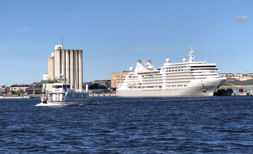 Idag har vi besök av Silver Dawn i Frihamnen. I Stockholm gör hon en så kallad turnaround, vilket innebär byte av passagerare. Det betyder större intäkter för Stockholm i och med att många resenärer då stannar en eller två nätter extra i stan.