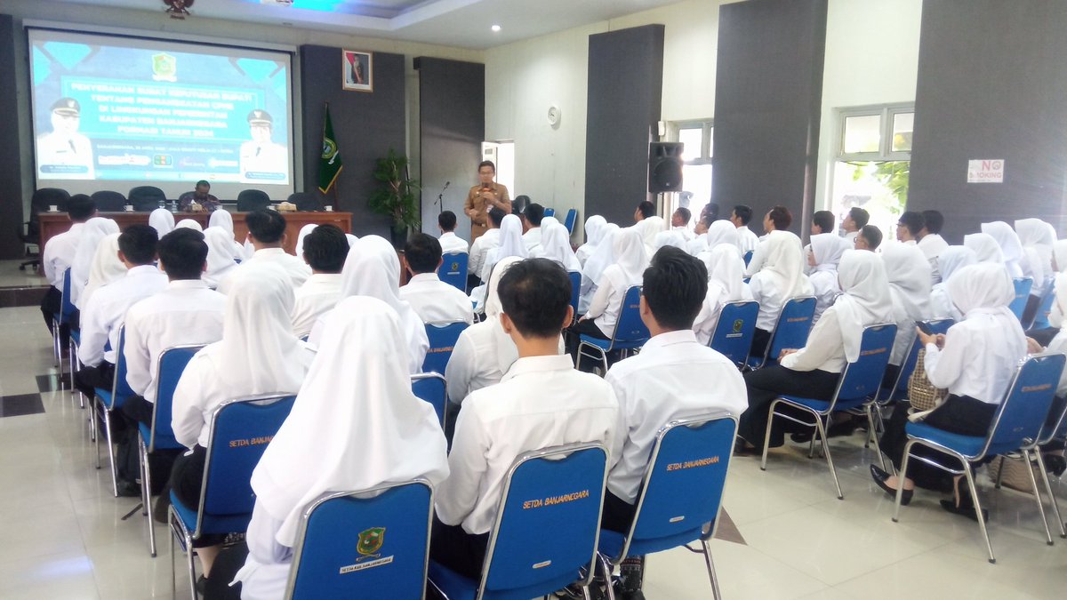 Pemerintah Kabupaten Banjarnegara melalui Badan Kepegawaian Daerah (BKD) telah sukses melaksanakan acara Penyerahan Surat Keputusan (SK) Bupati tentang Pengangkatan Calon Pegawai Negeri Sipil (CPNS) Formasi Tahun 2024 . Acara ini digelar di Sasana Bhakti Praja, Sekretariat Daerah