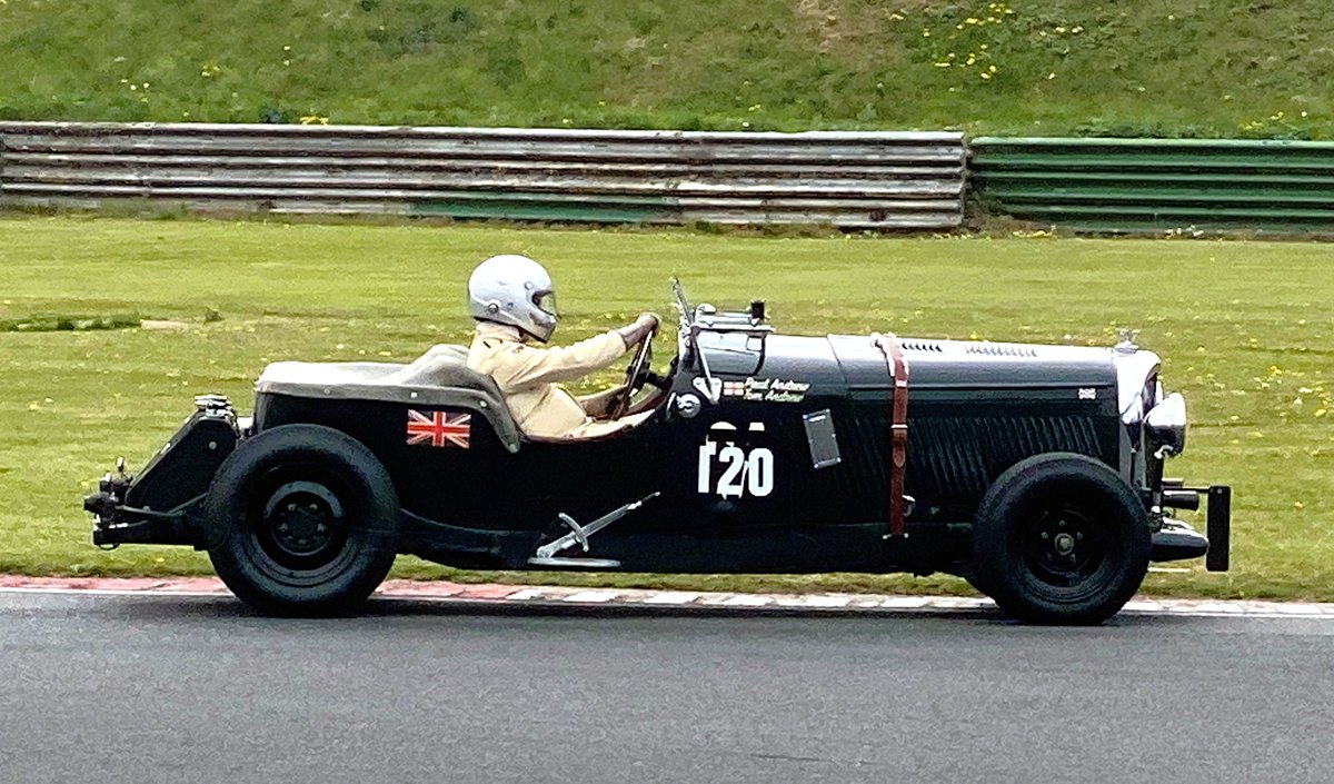 Robin Ward’s Arnage showed the older cars the way by setting the fastest Bentley time at the Club’s Sprint meeting at Mallory Park last Saturday. Fourteen Bentleys, piloted by BDC Members, were among a field of 160 cars split into 16 classes. Full report: bdcl.org/.../robin-ward…