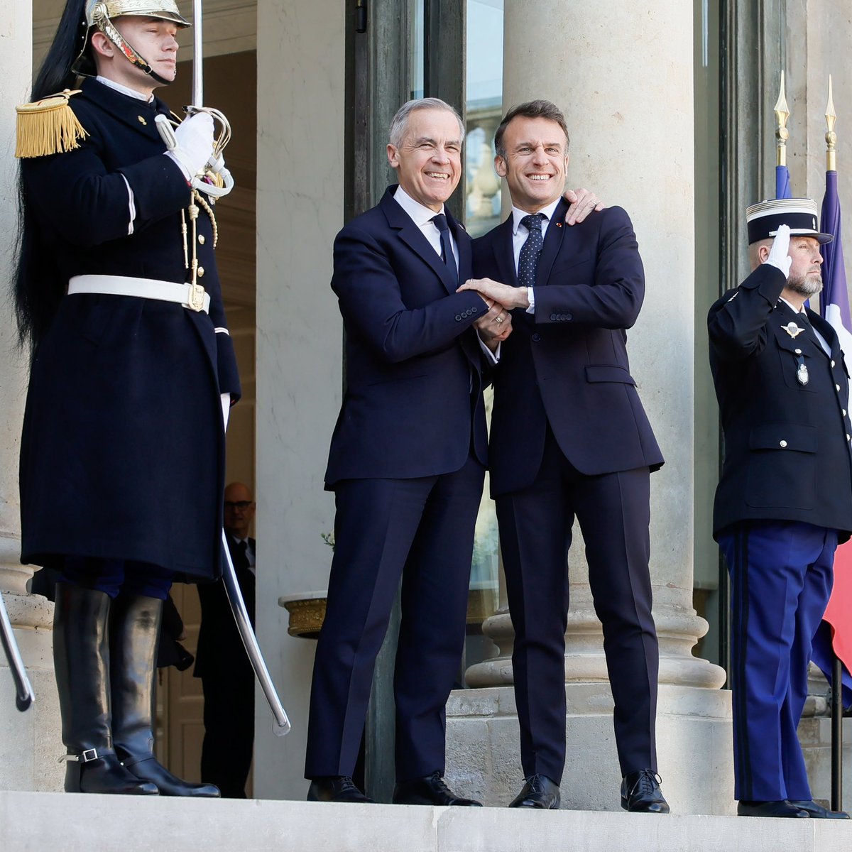 EmmanuelMacron's tweet photo. Cher @MarkJCarney, toutes mes félicitations pour ta victoire. Tu incarnes un Canada fort face aux grands défis de notre temps. La France se réjouit de renforcer encore l’amitié qui unit nos pays. Hâte d’œuvrer à tes côtés, de nous serrer les coudes ! https://t.co/HlHikckuOX