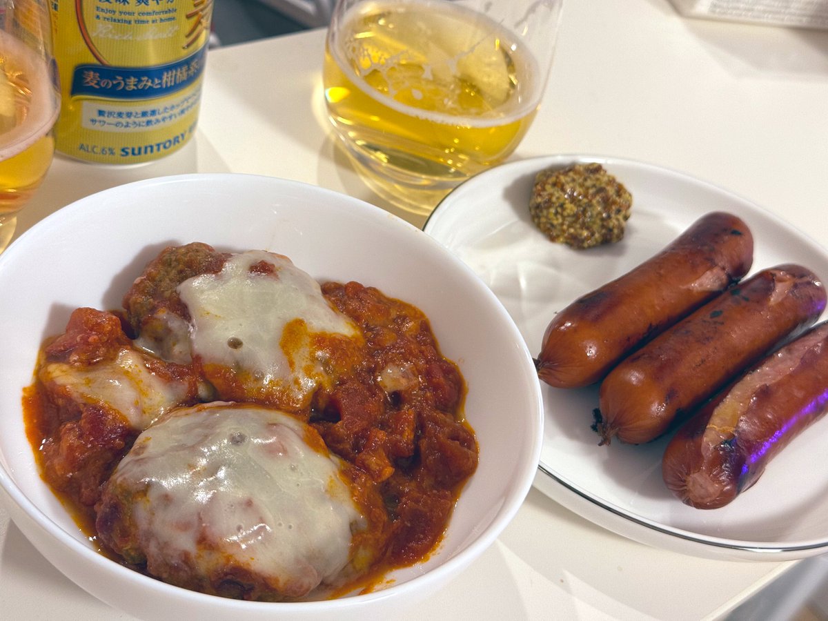大連休GW始まったなあああ！！🍻
ジョンソンヴィルを焼いて、酒を片手にあすかのトマト煮込みチーズハンバーグを食う🤩
