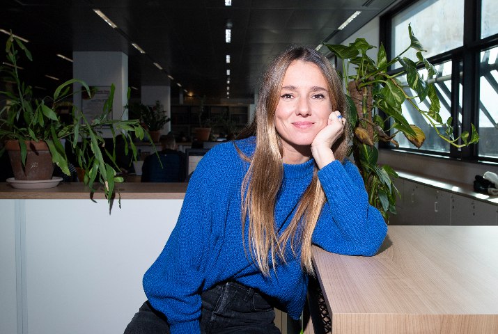 Andrea Gumes, politòloga i periodista cultural, ha treballat per mitjans com Vogue, Betevé i Rockdelux i actualment presenta 'Nervi', el programa cultural de la plataforma 3Cat. 

🗣️Parlar, pensar i escriure sobre cultura: entre l'ofici i la passió
🗓️29/04-18.30h
📍El Modern