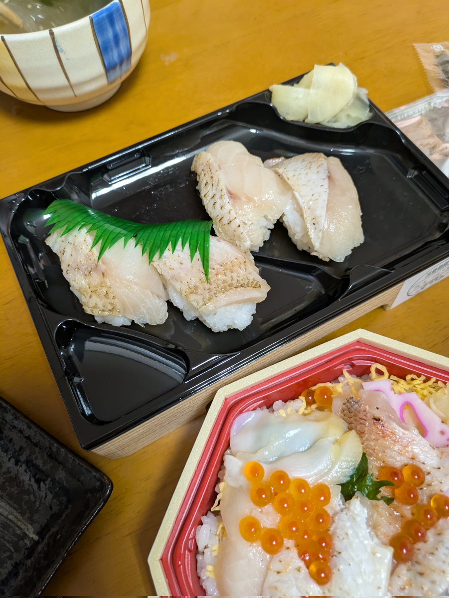 orehanui's tweet photo. 今夜の晩ご飯。トキハで、ノドグロのお寿司、ちらし寿司、丼、卵のしんじょう
揚げ😊 https://t.co/cauqr0ED60