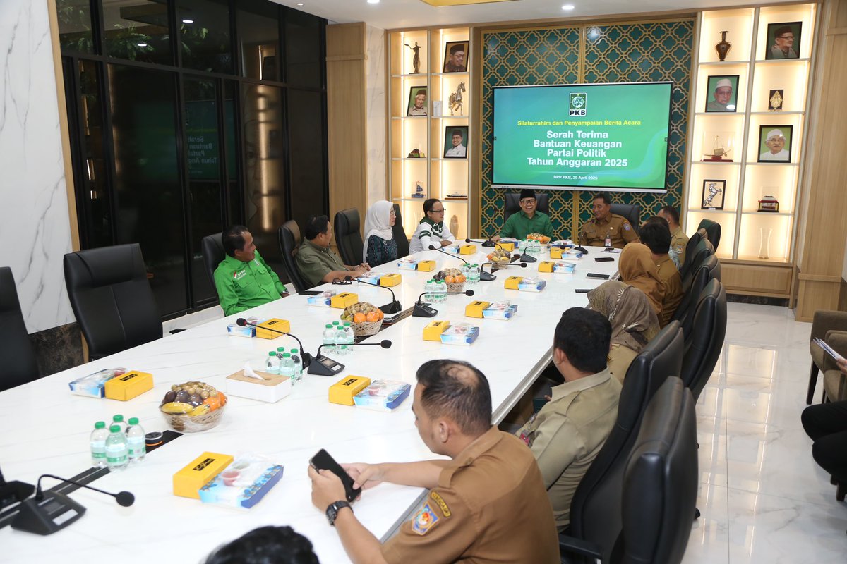 Hari ini, DPP PKB telah melaksanakan serah terima Bantuan Keuangan Partai Politik Tahun Anggaran 2025 bersama Kementerian Dalam Negeri.

Ketua Umum DPP PKB, Gus <a href="/cakiminow/">A Muhaimin Iskandar</a>, menegaskan komitmen PKB untuk terus memperkuat demokrasi melalui kaderisasi dan penyiapan kepemimpinan di