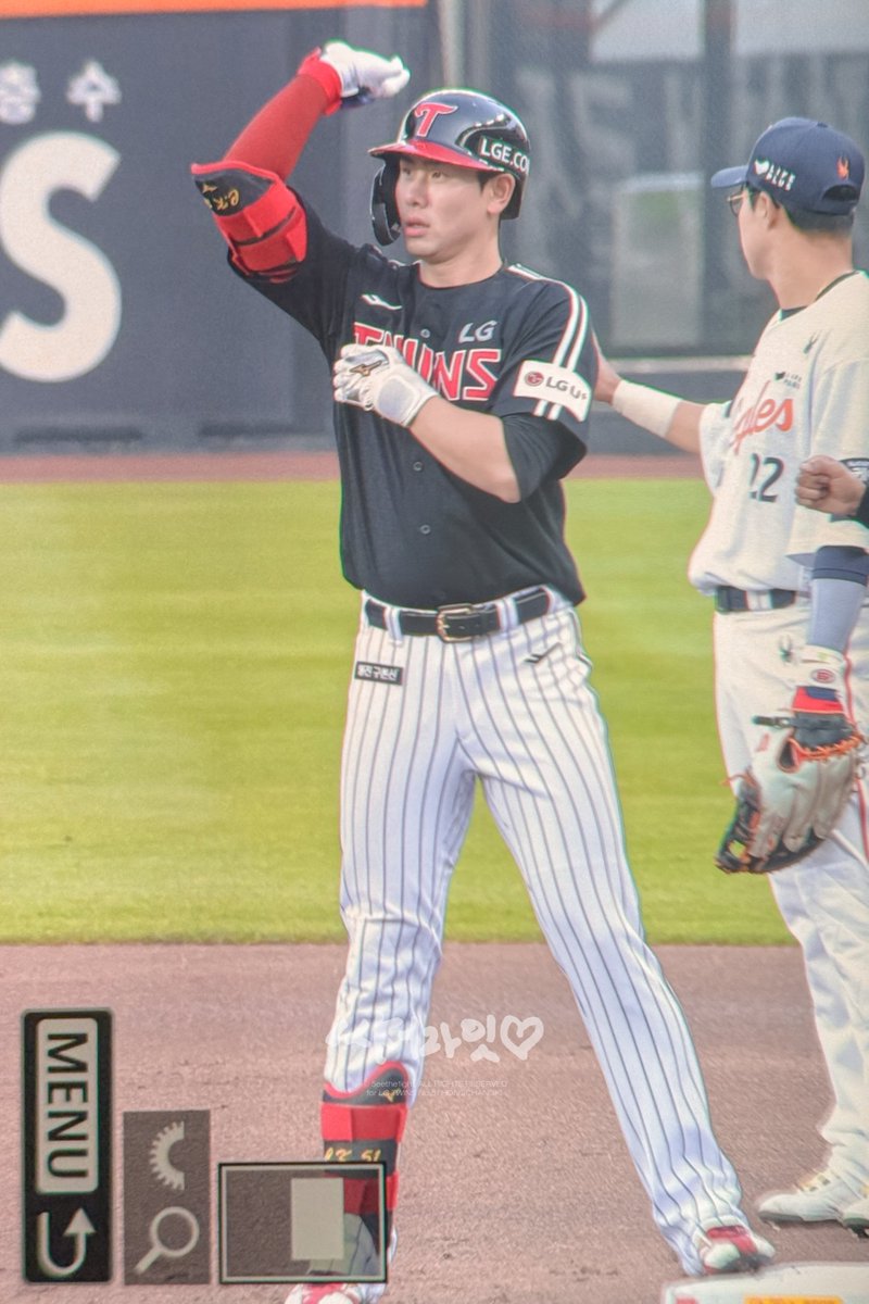 5eethe1ight's tweet photo. 오늘 경기 첫 안타 #홍창기 
엘지스포츠 세리머니 ~~ ⚾️🏀 https://t.co/DZ30uhDf4t