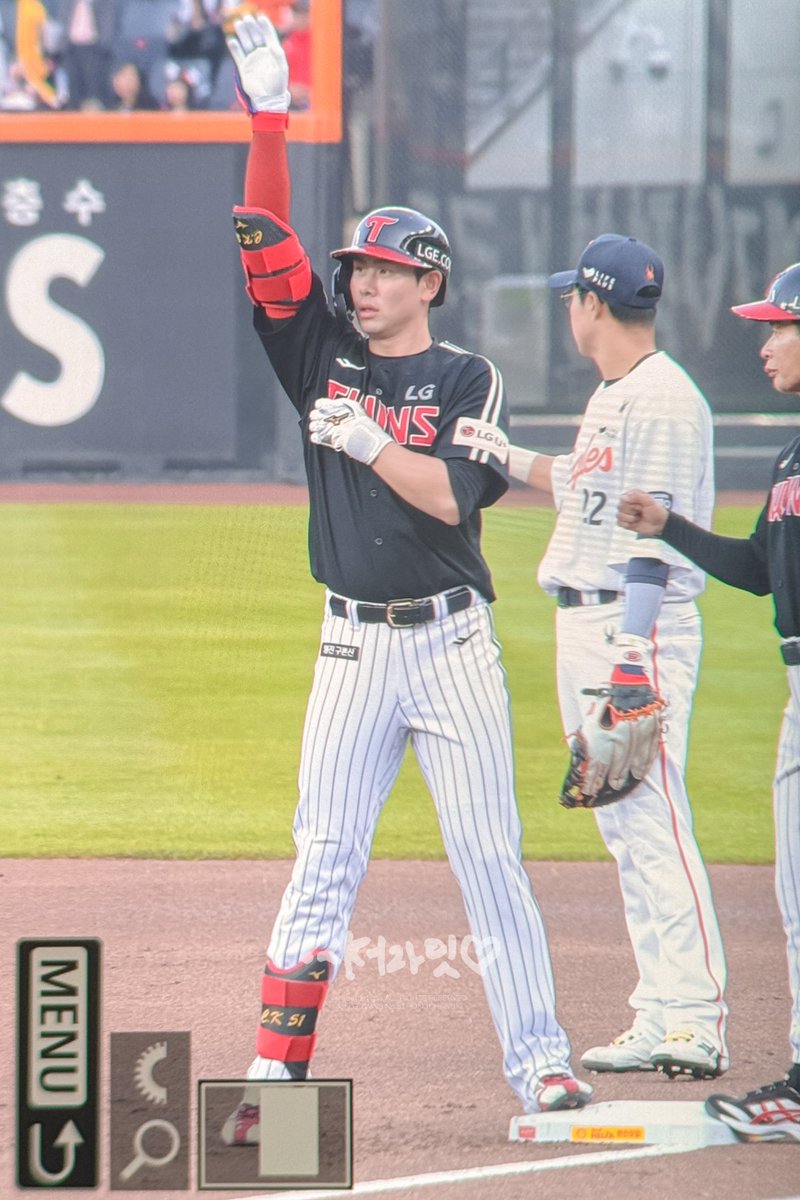 5eethe1ight's tweet photo. 오늘 경기 첫 안타 #홍창기 
엘지스포츠 세리머니 ~~ ⚾️🏀 https://t.co/DZ30uhDf4t