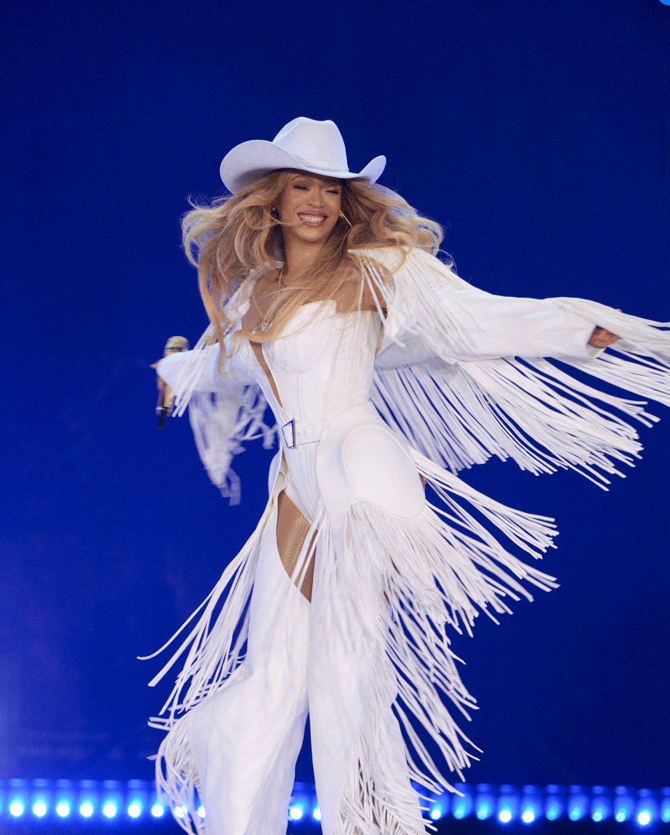 beyoncegarden's tweet photo. her being happy &amp; free, that’s what counts😭🥹 https://t.co/c2KNL2qYQF