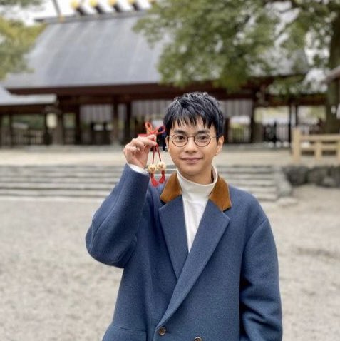 sho___ripon's tweet photo. 佐藤勝利さんはセクシー時代からオタクの意見をフル無視して定期的に志らくになります。昔からです。ただのトリミングなので叩くのやめてください https://t.co/c7R9r6Vh1Q