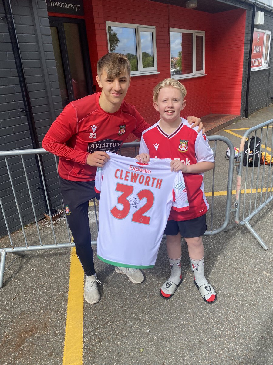 BenBrand22's tweet photo. @maxcleworth88 @Wrexham_AFC Massive Congratulations Max, Quality again this season. He’s been your no 1 fan since the start. Your an inspiration to all the local lads with a dream and now he’s lucky enough to be trying his hardest to follow in your footsteps ⚽️❤️ @Wrexham_AFC @maxcleworth88 https://t.co/7VTmFidnDJ