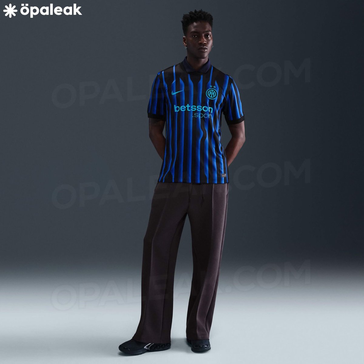 FootClup237's tweet photo. 🚨| Qu’en pensez-vous du nouveau maillot de l’inter Milan pour la saison 25/26 ? 😍/🤮 

Tu kiff ?

🟢⚫️ FootClup #streetculture #intermilan #nike https://t.co/hn7EytI75e