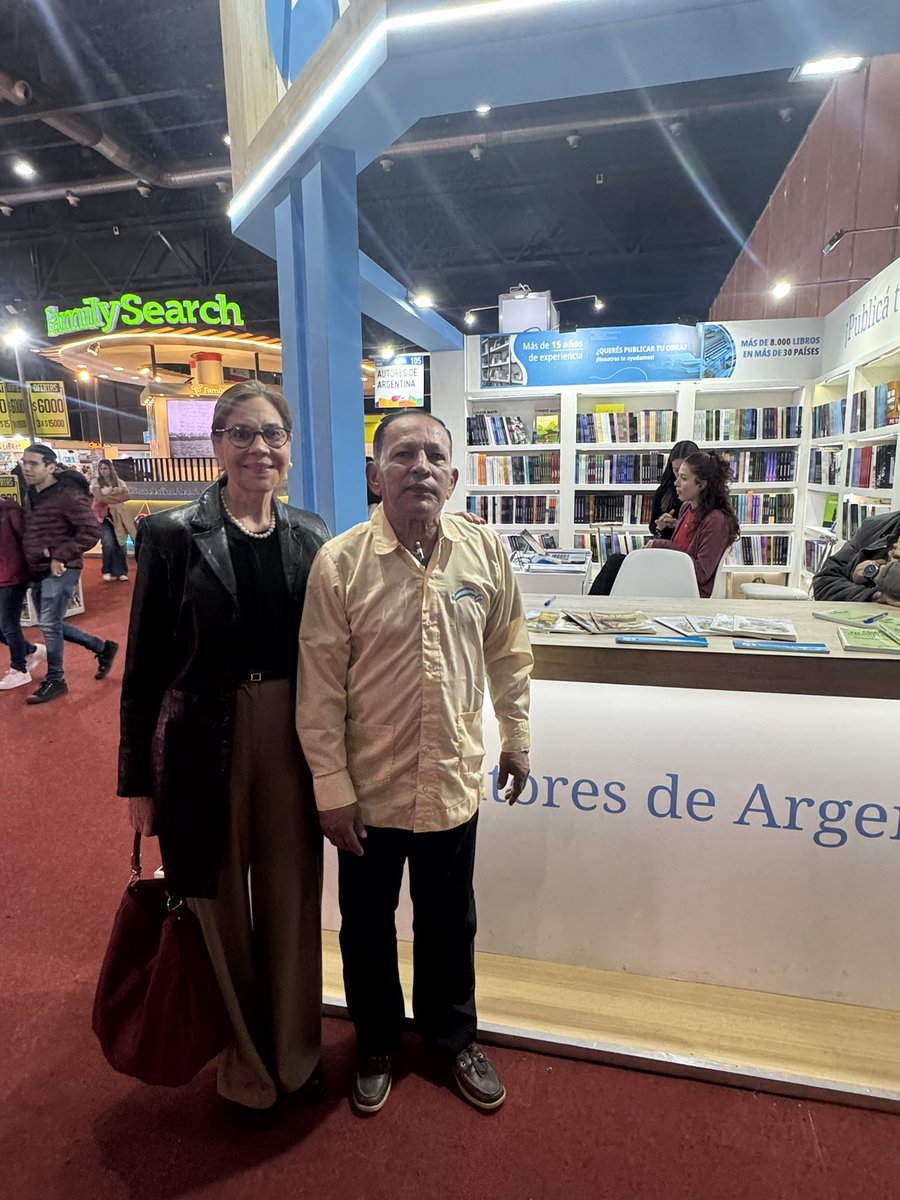 EmbajadahnA's tweet photo. La Embajada de Honduras en Argentina hizo presencia en la Feria del Libro 📚 de Buenos Aires 🇦🇷 apoyando al escritor hondureño Ayara Harahel ✍️🇭🇳.

La embajadora alterna Desirée Watson y tres funcionarios acompañaron al autor en esta importante vitrina cultural internacional. https://t.co/tvvQ5R9FhC