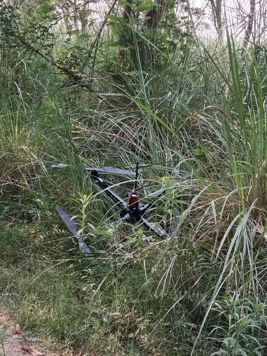 پاک فوج نے ایل او سی پر بھارتی کواڈ کاپٹر کی دراندازی کو ناکام بنا کر دشمن کو واضح پیغام دیا ہے کہ وطن عزیز کی سرحدوں کی حفاظت ہر قیمت پر کی جائے گی۔ پوری قوم اپنی بہادر افواج کے شانہ بشانہ کھڑی ہے۔
#LOC #Defence #PakistanArmy