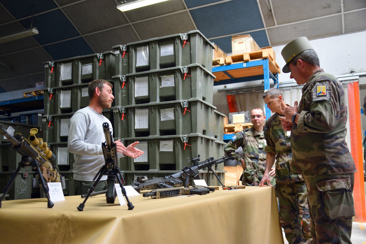 14eBsmat's tweet photo. 🎖️ Le 28 avril, le général de division CANITROT a visité le détachement de Poitiers de la 14e BSMAT (COM ZT SO).
🔧 Au programme : présentation des missions, visite des ateliers, échanges avec le personnel et focus sur sécurité & environnement.
#14eBSMAT #ArméeDeTerre #Poitiers https://t.co/pAJIrHfyzN
