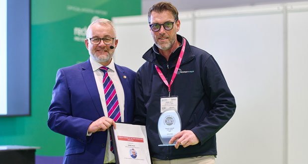 Bedford legend named national Window Cleaner of the Year - chtmag.com/bedford-legend… #cleaning #WindowCleaning #WindowCleanerOfTheYear #FederationOfWindowCleaners #MyPropertyPros